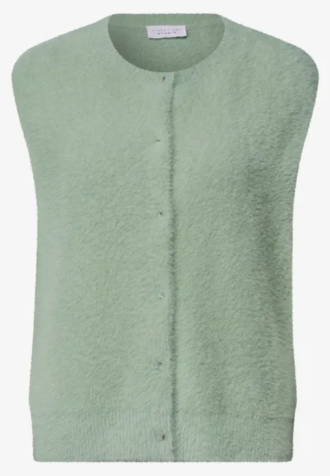 Grüne, flauschige Strickweste ohne Ärmel, mit durchgehender Knopfleiste.