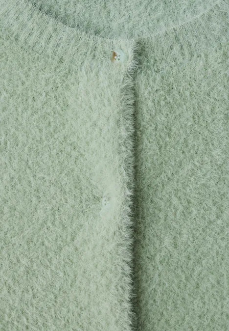 Pastellgrüne flauschige Strickjacke mit feiner Struktur und zwei zarten Knöpfen