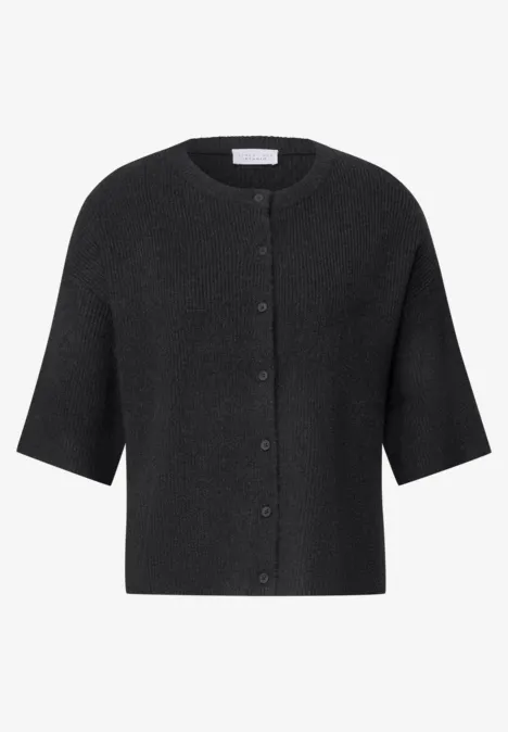 Schwarze Kurzarm-Strickjacke mit Rundhalsausschnitt und Knopfleiste.