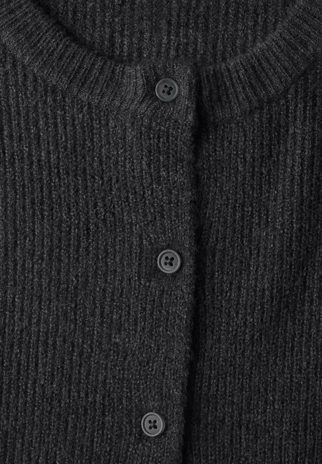 Schwarze, gerippte Strickjacke mit Rundhalsausschnitt und drei Knöpfen.