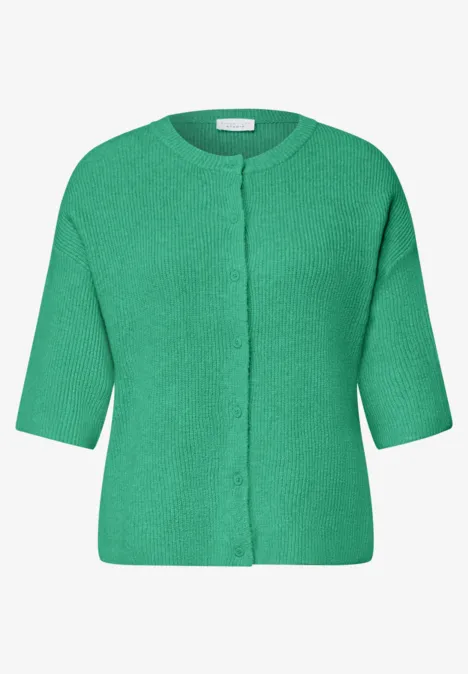 Grüne Damen-Strickjacke mit halblangen Ärmeln und Knopfleiste.