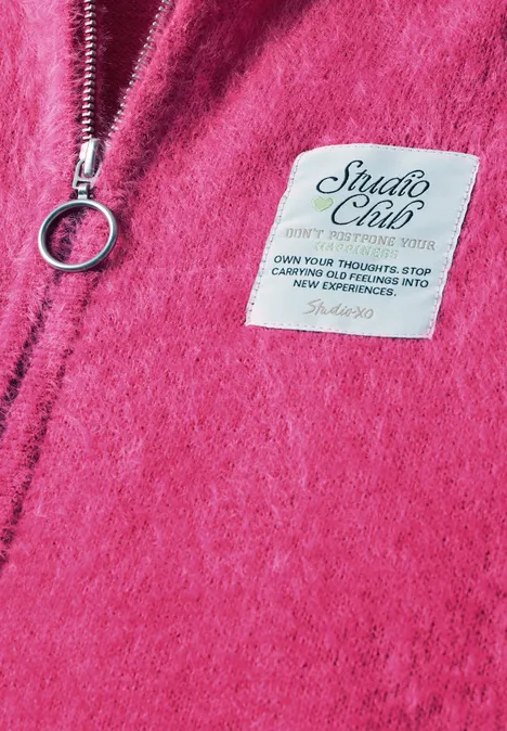 Rosa Fleece-Jacke mit Reißverschluss und 'Studio Club'-Label.