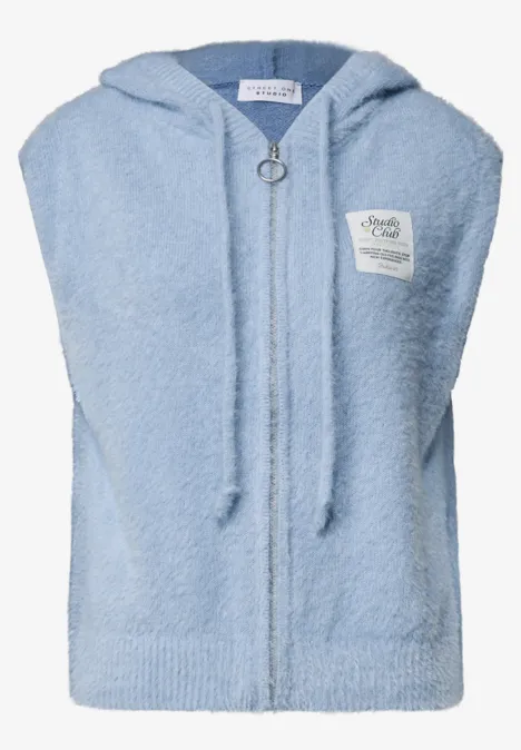 Hellblaue, ärmellose Kapuzenweste aus Fleece mit Reißverschluss und kleinem Logo-Patch auf der Brust.