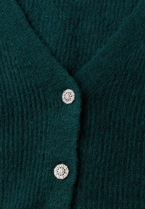 Cardigan mit V-Neck und Knopfleiste mossed green mel. Nahaufnahme eines dunkelgrünen, flauschigen Strickcardigans mit funkelnden silbernen Knöpfen.