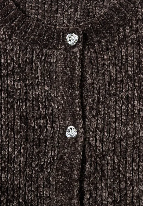 Strickweste mit Rundhals und Knöpfen charred brown Nahaufnahme eines braunen, flauschigen Chenille-Strickjäckchens mit zwei herzförmigen Knöpfen.