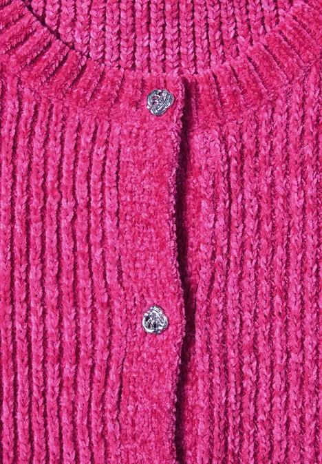 Strickweste mit Rundhals und Knöpfen ruby raspberry Nahaufnahme eines leuchtend pinken, grob gestrickten Cardigans mit silbernen Blumenknöpfen.