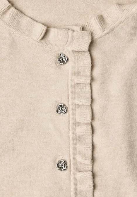 Cardigan mit Rundhals und Rüschendetails creamed sand mel. Beige Strickjacke mit Rüschensaum und silbernen Zierknöpfen.