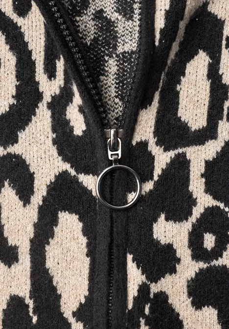 Cardigan mit Leo-Muster und Zipper biscuit sand mel. Nahaufnahme eines Reißverschlusses mit Ringgriff auf beigem Stoff mit schwarzem Leopardenmuster.