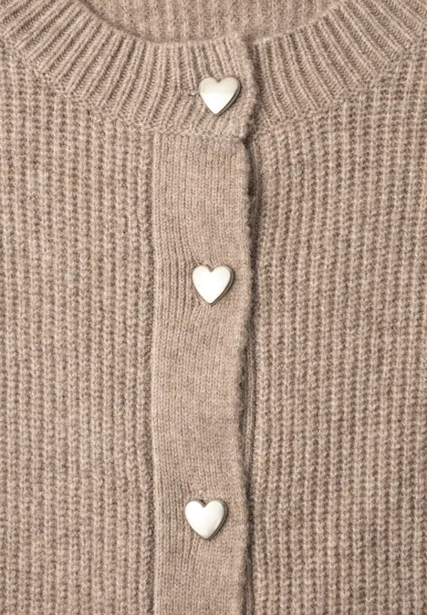 Cardigan à côtes et col rond biscuit sand mel. Beige Strickjacke mit vertikalem Riegel und drei weißen, herzförmigen Knöpfen