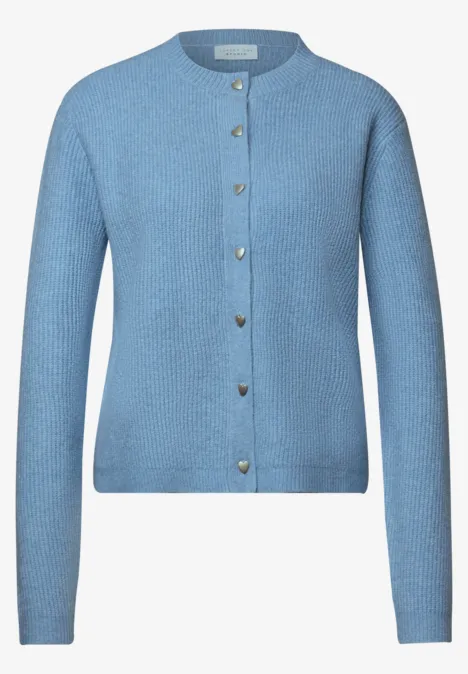 Cardigan à côtes et col rond loom blue mel. Helles blaues Feinstrick-Cardigan mit Rundhalsausschnitt und durchgehender Knopfleiste.