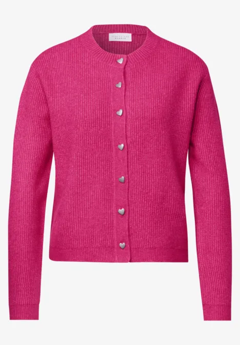Cardigan à côtes et col rond ruby raspberry mel. Pinkfarbener Damen-Strickcardigan mit langen Ärmeln und herzförmigen Knöpfen