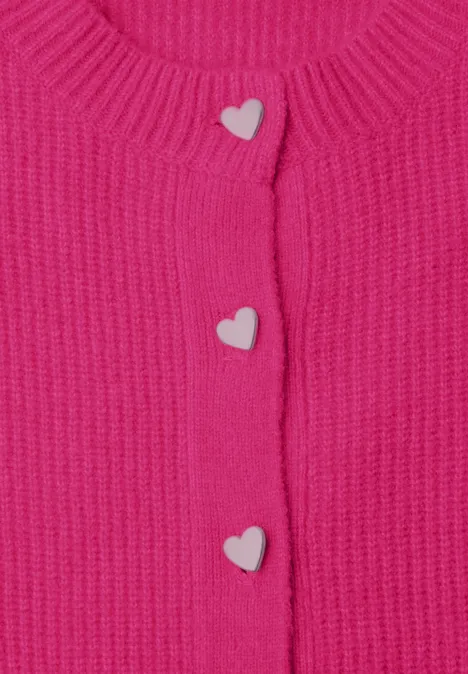 Cardigan à côtes et col rond ruby raspberry mel. Rosa Strickjacke mit drei herzförmigen Knöpfen