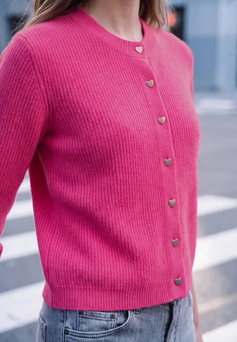 Cardigan à côtes et col rond ruby raspberry mel. Rosa Strickjacke mit goldenen Herzknöpfen
