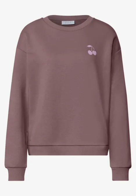 Sweat-shirt violet foncé avec petit motif de cerise sur la poitrine.