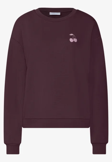 Dunkelrotes Sweatshirt mit Rundhalsausschnitt und kleinem Kirschen-Logo auf der Brust.