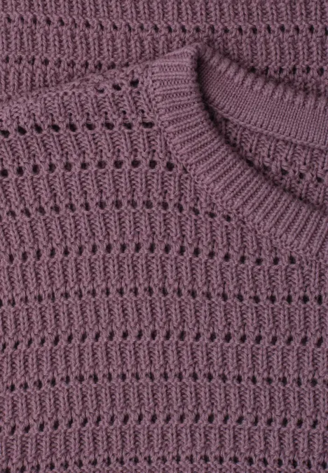 Detailaufnahme eines violetten, gestrickten Oberteils mit Lochmuster.