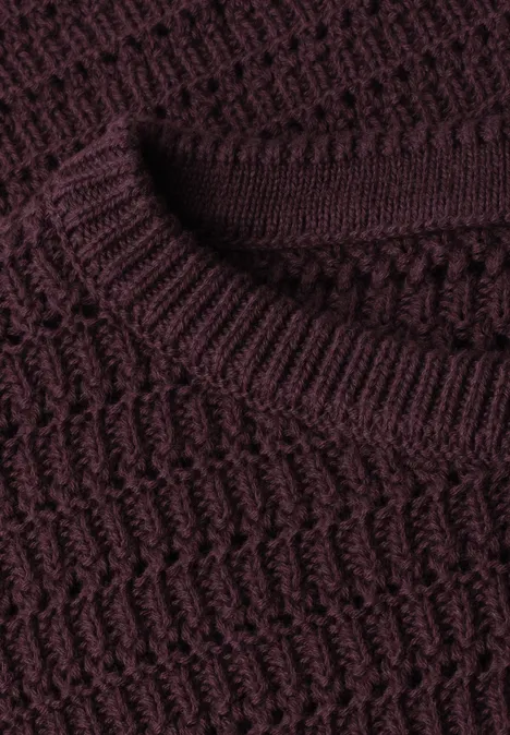 Nahaufnahme eines dunkelroten Strickpullovers mit Strukturmuster