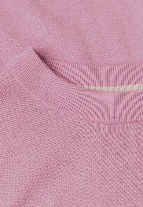 Nahaufnahme eines rosa Strickpullovers mit Rundhalsausschnitt auf hellem Hintergrund.