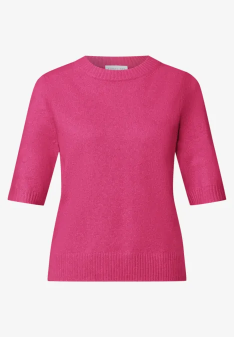 Ein pinkfarbener Pullover mit kurzen Ärmeln