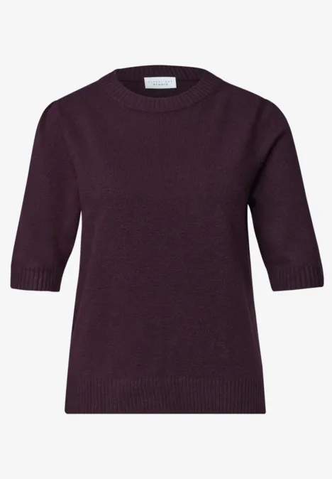 Pull en maille violet à manches mi-longues et col rond simple.
