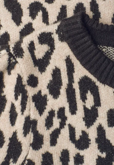 Flauschiger Pullover im Leopardenmuster in Schwarz und Beige.
