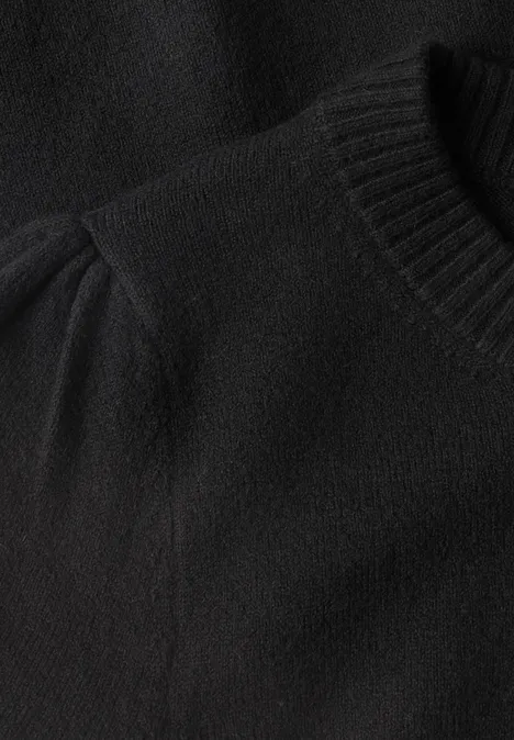 Schwarzer Strickpullover mit geripptem Rundhalsausschnitt auf weißem Hintergrund.