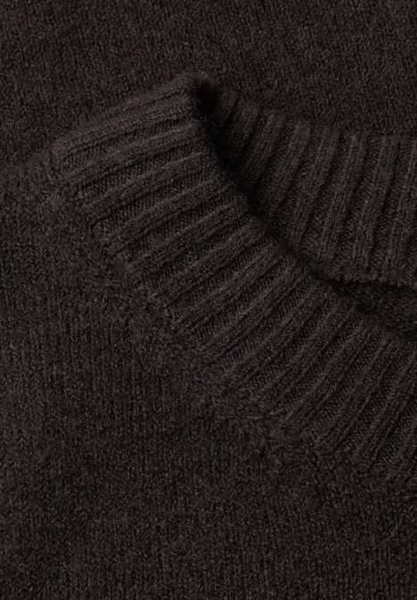 Sweter z krótkim rękawem i okrągłym dekoltem charred brown mel. Zbliżenie na prążkowany dekolt czarnego swetra z dzianiny.