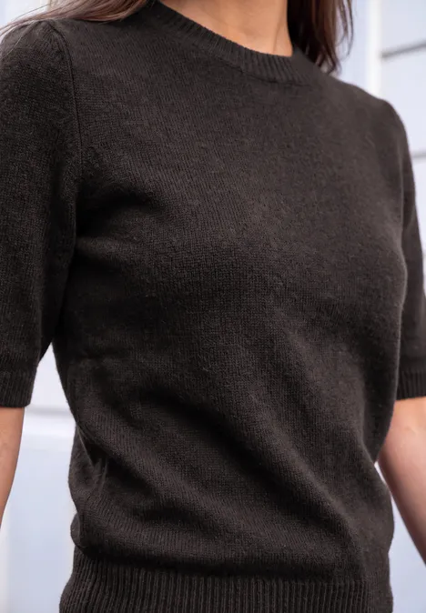 Sweter z krótkim rękawem i okrągłym dekoltem charred brown mel. Czarny, krótki sweter z dzianiny z okrągłym dekoltem, dopasowany do sylwetki osoby.