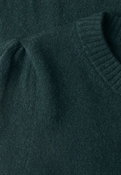 Dunkelgrüner Strickpullover mit Rundhalsausschnitt und leicht gerafftem Puffärmel in Nahaufnahme.