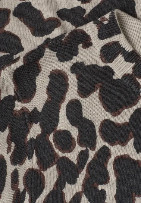 Trui met ronde hals en patroon light biscuit sand mel. Beige Strickstoff mit unregelmäßigem schwarzen und braunen Leopardenmuster.