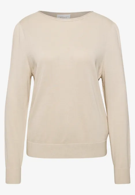Ein schlichter, cremefarbener Pullover mit Rundhalsausschnitt und langen Ärmeln.