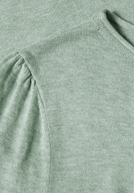Hellgrüner, fein gestrickter Pullover mit leicht gerafften Puffärmeln.