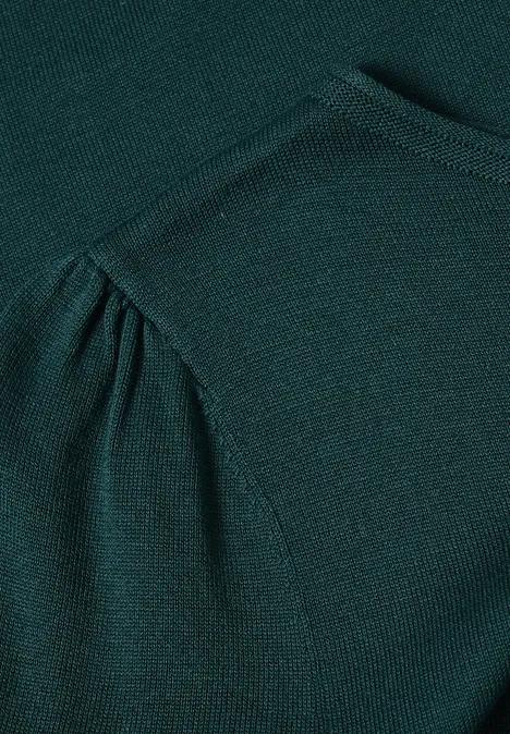 Dunkelgrüner Pullover oder Shirt mit leicht gerafftem Schulter- und Ärmeldetail.