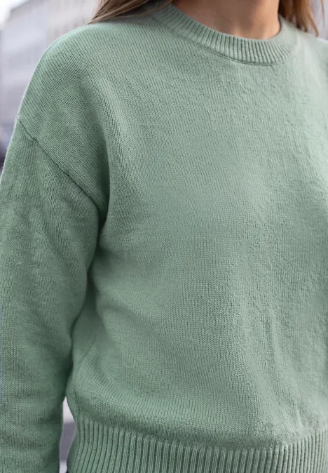 Pullover mit Rundhals und Knopfdetails grayed mint mel. Eine Person trägt einen hellgrünen, gestrickten Pullover vor neutralem Hintergrund.