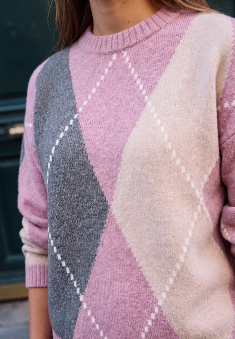Pullover mit Rundhals und Argyle-Muster pearly rose mel. Frau trägt pink-grau-cremefarbenen Rautenmuster-Pullover