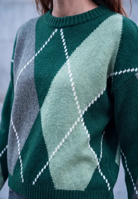 Pullover mit Rundhals und Argyle-Muster mossed green Grüner Pullover mit Argyle-Muster in verschiedenen Grüntönen und weißen Ziernähten.