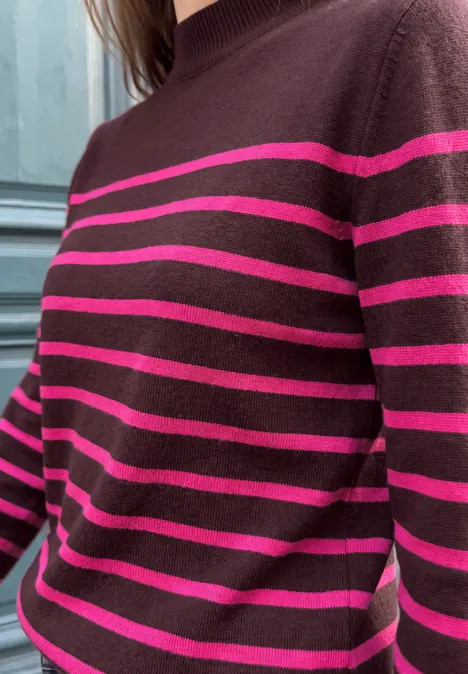 Pullover mit Turtle Neck und Streifen russet red Eine Person trägt einen dunkelbraunen Pullover mit auffälligen pinken Querstreifen.