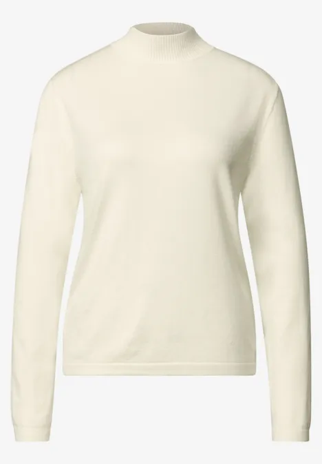 Sweter z długim rękawem i golfem off white Kremowy sweter damski z wysokim kołnierzem, długie rękawy i prosty, elegancki fason.