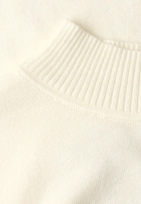 Sweter z długim rękawem i golfem off white Kremowy sweter dziany z prążkowanym golfem