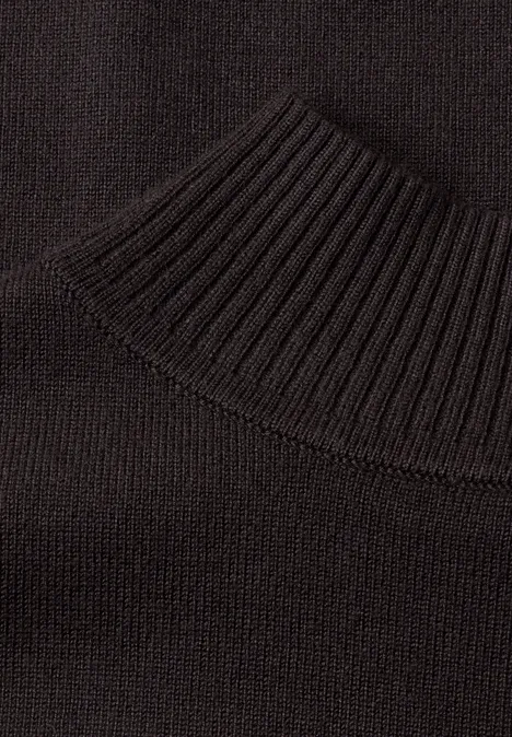 Sweter z długim rękawem i golfem charred brown Zbliżenie czarnego swetra z golfem.