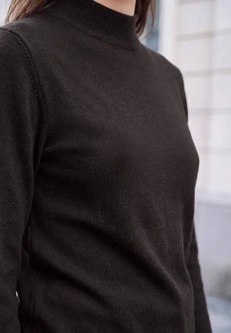 Sweter z długim rękawem i golfem charred brown Zdjęcie torsu w czarnym golfie na rozmytym, miejskim tle.