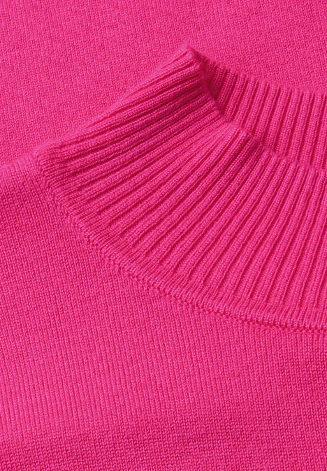 Sweter z długim rękawem i golfem ruby raspberry Zbliżenie na różowy, prążkowany golf.