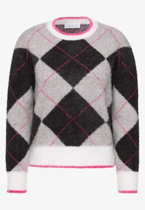 Sweter z okrągłym dekoltem i wzorem argyle off white Szary-czarny sweter w romby z różowymi akcentami.