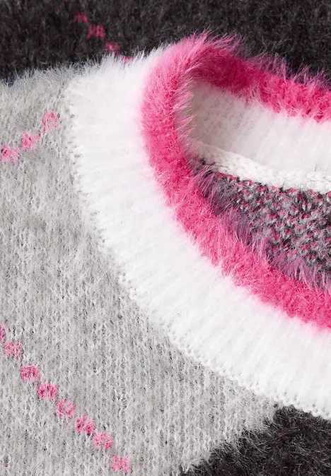 Sweter z okrągłym dekoltem i wzorem argyle off white Miękki, puszysty sweter w jasnoszarym kolorze z różowo-białymi paskami przy dekolcie.