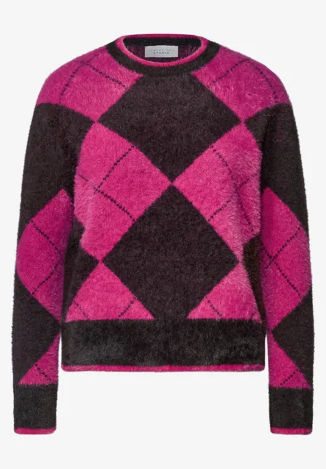 Sweter z okrągłym dekoltem i wzorem argyle charred brown Puszysty sweter z różowo-czarnym rombowym wzorem