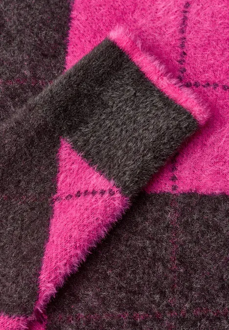 Sweter z okrągłym dekoltem i wzorem argyle charred brown Zbliżenie pluszowej tkaniny w różowo-czarną kratę.