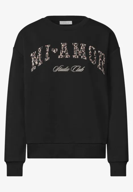 Schwarzer Pullover mit Schriftzug "MI-XAGER Santa Club".