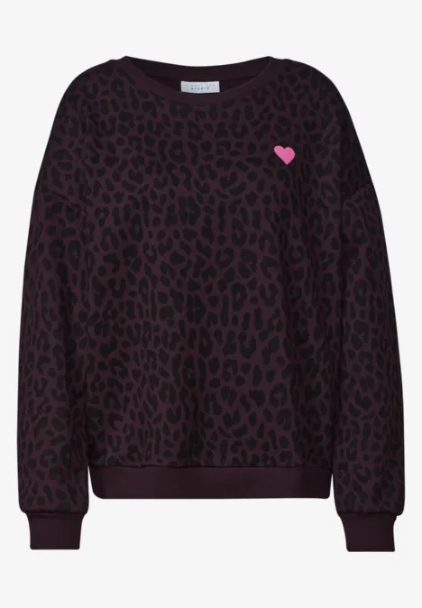 Sweatshirt met ronde hals in een Loose Fit-pasvorm very berry Donkerpaars sweatshirt met zwarte luipaardprint en een klein roze hartje op de borst.