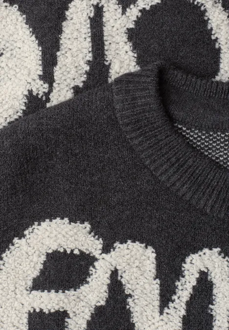 Schwarz-weißer Strickpullover mit kontrastierendem, flauschigem Buchstabenmuster und Rundhalsausschnitt.