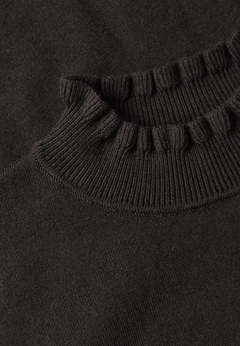 Zwei schwarze Rollkragenpullover aus feiner Strickware, übereinandergelegt.